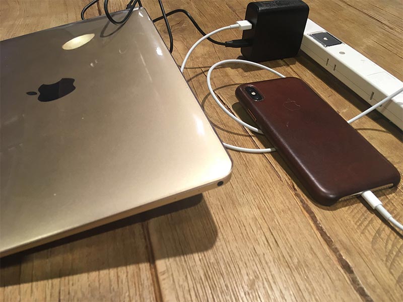 “Macとiphoneを同時に充電している写真”
