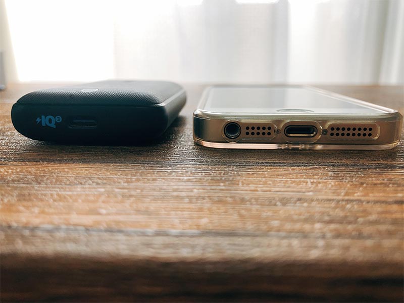 iPhoneと充電器のサイズ比較画像