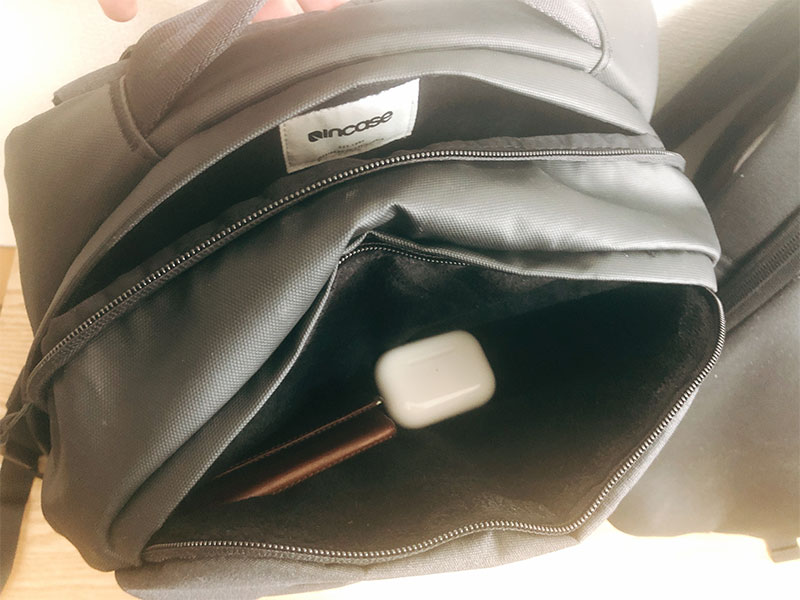 INCASE インケース City Collection Compact Backpackの上部のポケットの写真