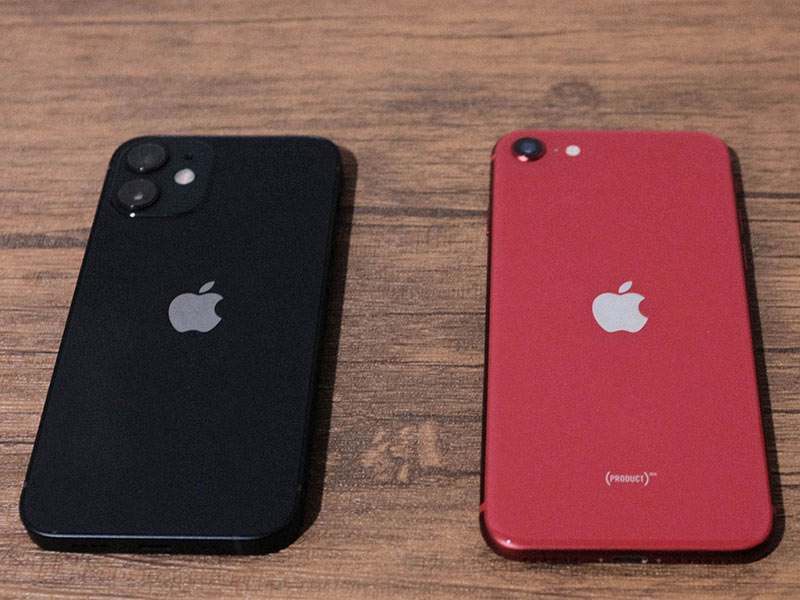 iPhone 12 miniとiPhone SEの比較写真