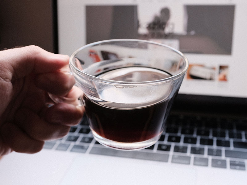 「ブラックコーヒーショット」とカップの写真