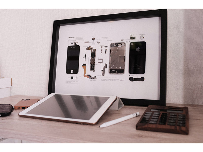 GRIDのiPhoneアートフレームを机に飾っている写真