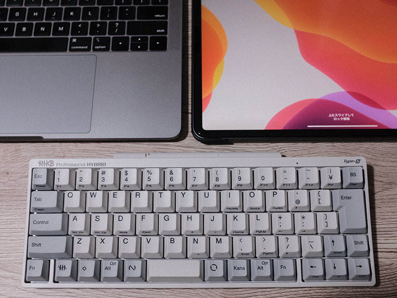 HHKB Professional HYBRID Type-SとMacとiPadの写真