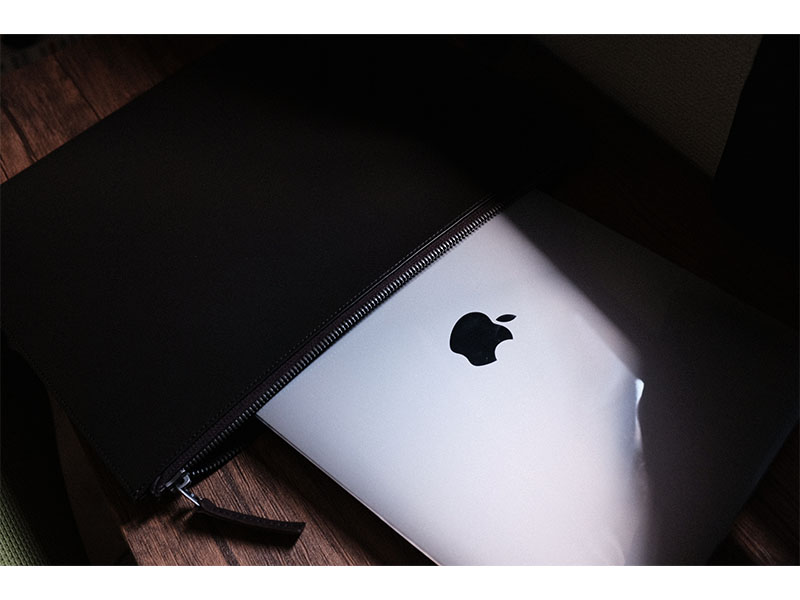 レイヤースリーブとMacBookの写真