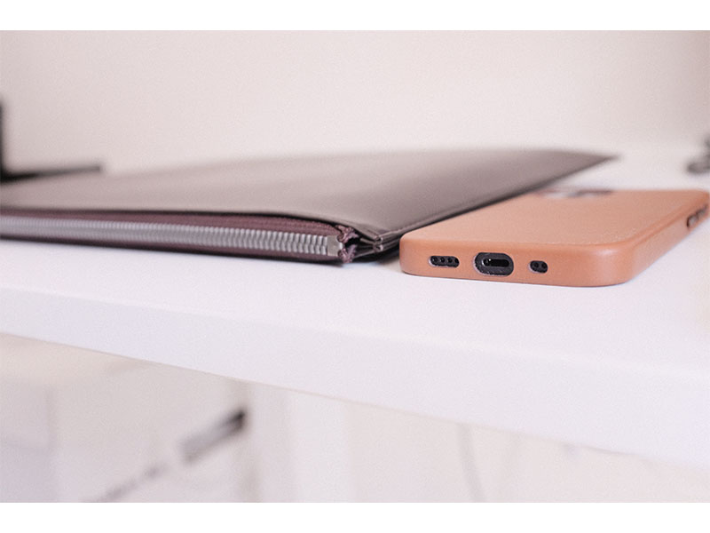 レイヤースリーブとiPhone12 miniの厚さ比較の写真