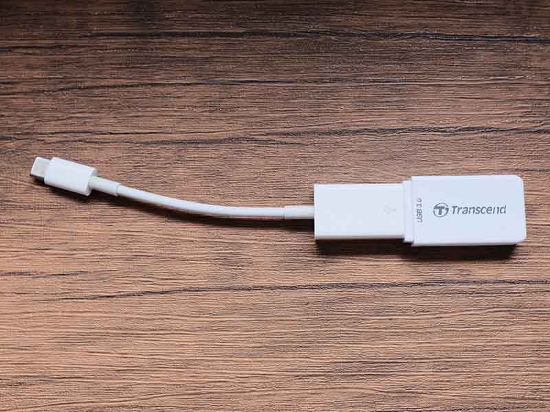 Apple USB-C - USBアダプタとカードリーダーを接続した写真