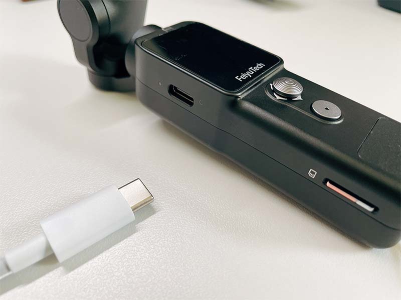 USB-CポートとUSB-Cケーブルの写真