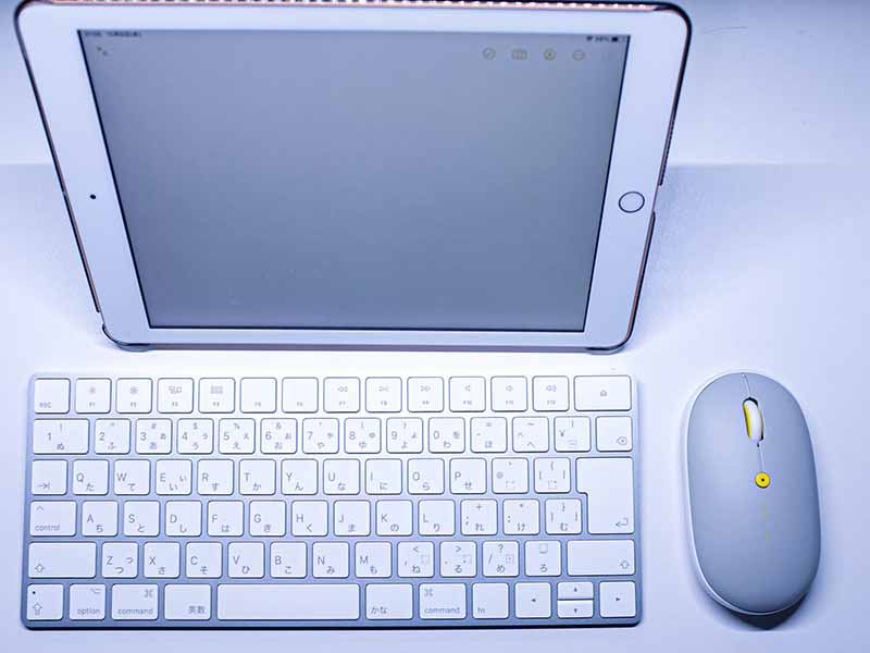 「SOFIME」とiPadとキーボードを並べた写真