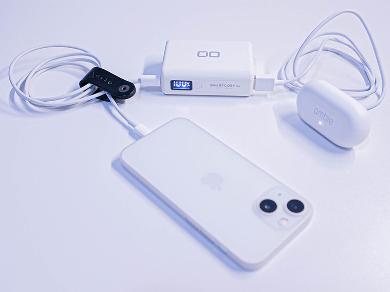 CIO SMARTCOBY Pro 30Wで2台のデバイスを充電している写真