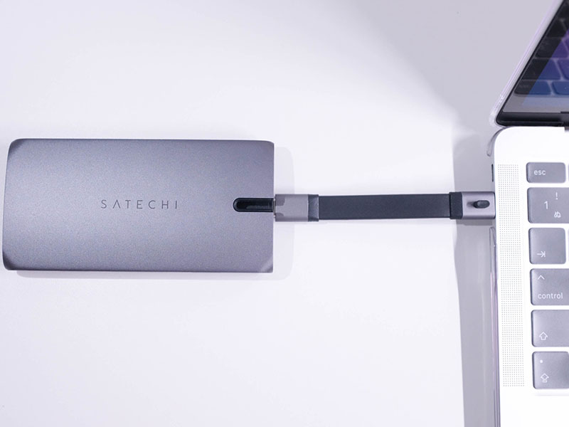 Satechi On-The-Go マルチ USB-Cハブ 9-in-1をパソコンに接続している写真