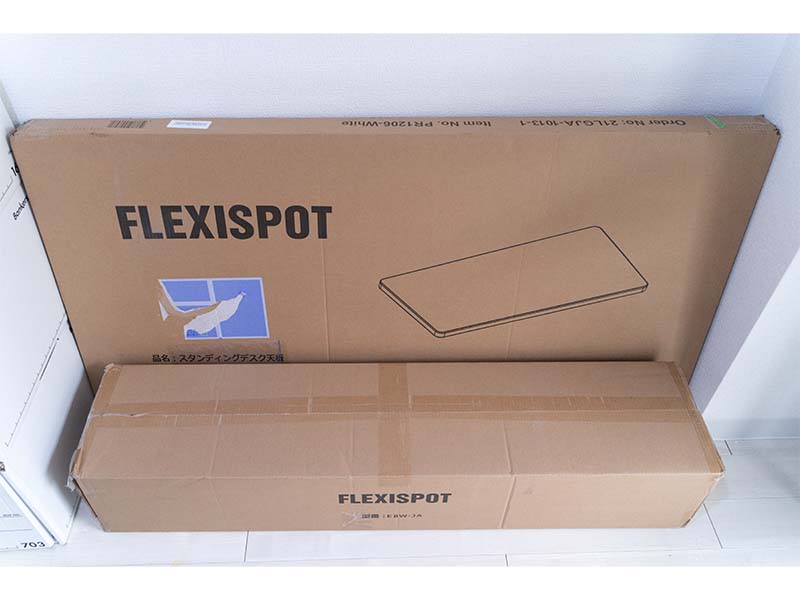 コンプされたFlexiSpot E8と天板の写真