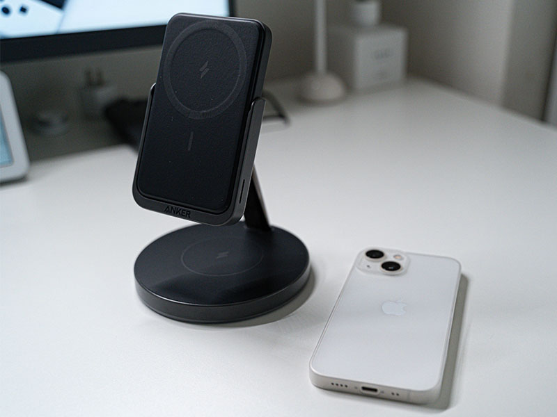 Anker 633 Magnetic Wireless ChargerとiPhoneを並べた画像
