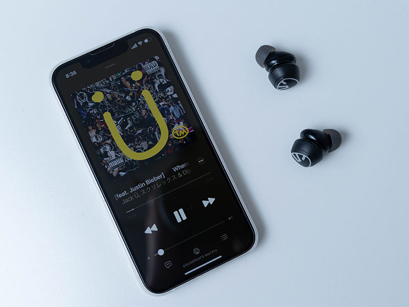 iPhoneの音楽再生画面とSOUNDPEATS Mini Proの写真