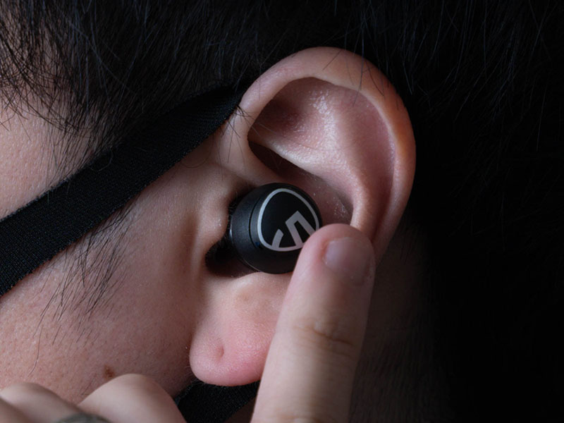 SOUNDPEATS Mini Proを耳に装着した状態で操作する写真