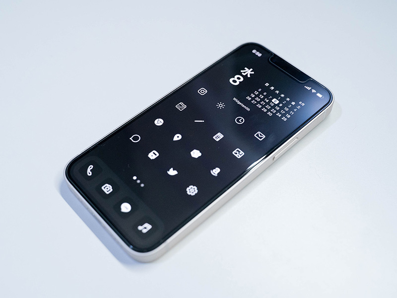 ベルモンド iPhone 13 mini 用 ガラスフィルムを貼り付けたiPhoneの画像