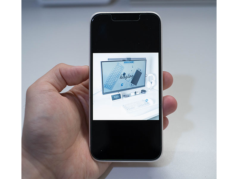 ベルモンド iPhone 13 mini 用 ガラスフィルムを貼り付けたiPhoneで写真を閲覧している様子
