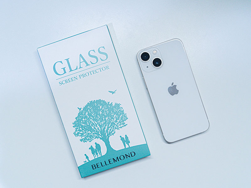 ベルモンド iPhone 13 mini 用 ガラスフィルムとiPhone 13 miniを並べた写真