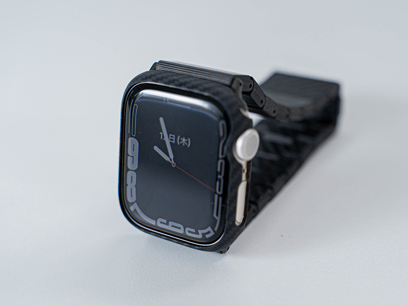 PITAKA製のバンドとケースを装着したApple Watchの写真
