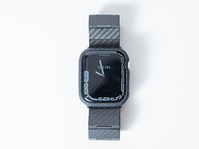 PITAKAのカーボンデザインベルトとケースを装着したApple Watchの写真