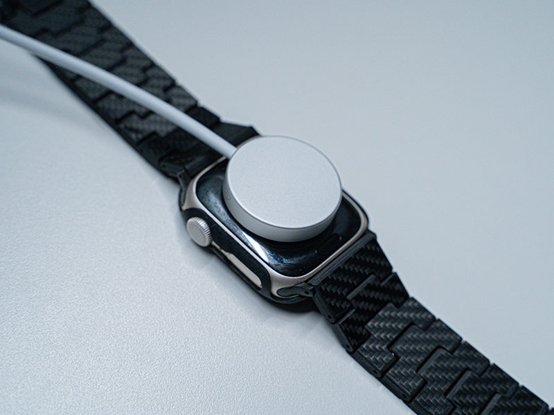 PITAKA製のケースを装着した状態で充電しているApple Watchの画像