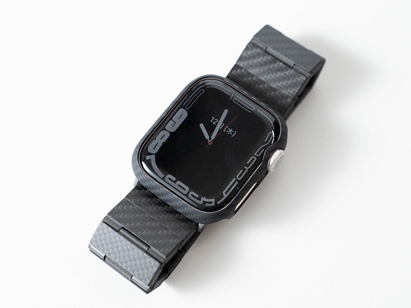 PITAKAのカーボンデザインベルトとケースを装着したApple Watchの写真