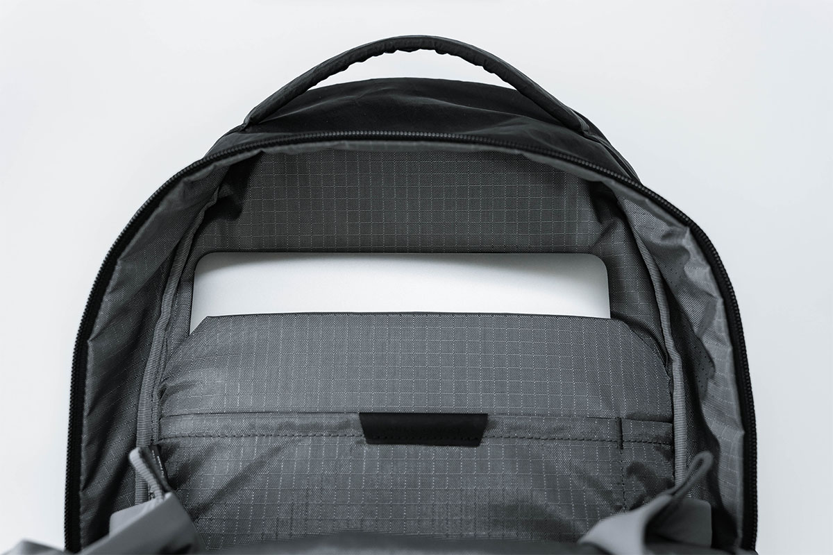 Able Carry Thirteen Daybag 2024 レビュー ミニマルなデザインが魅力の多機能バックパック