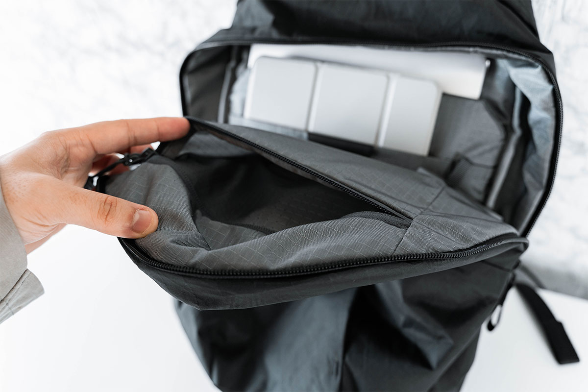 Able Carry Thirteen Daybag 2024 レビュー ミニマルなデザインが魅力の多機能バックパック