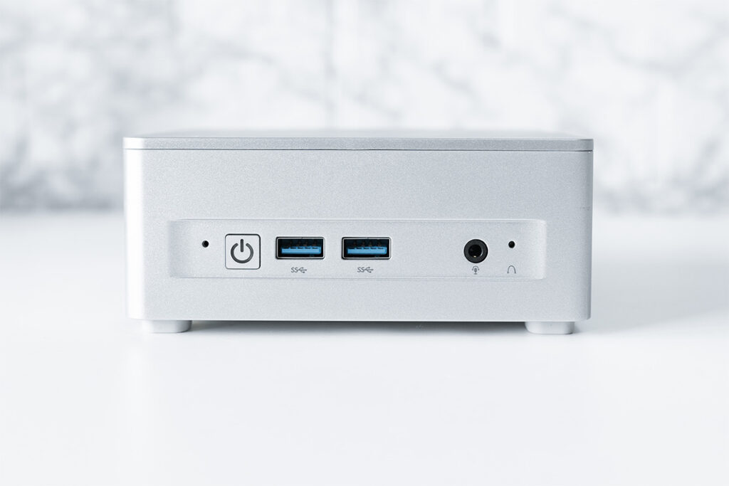 MINISFORUM UM760 Plus レビュー