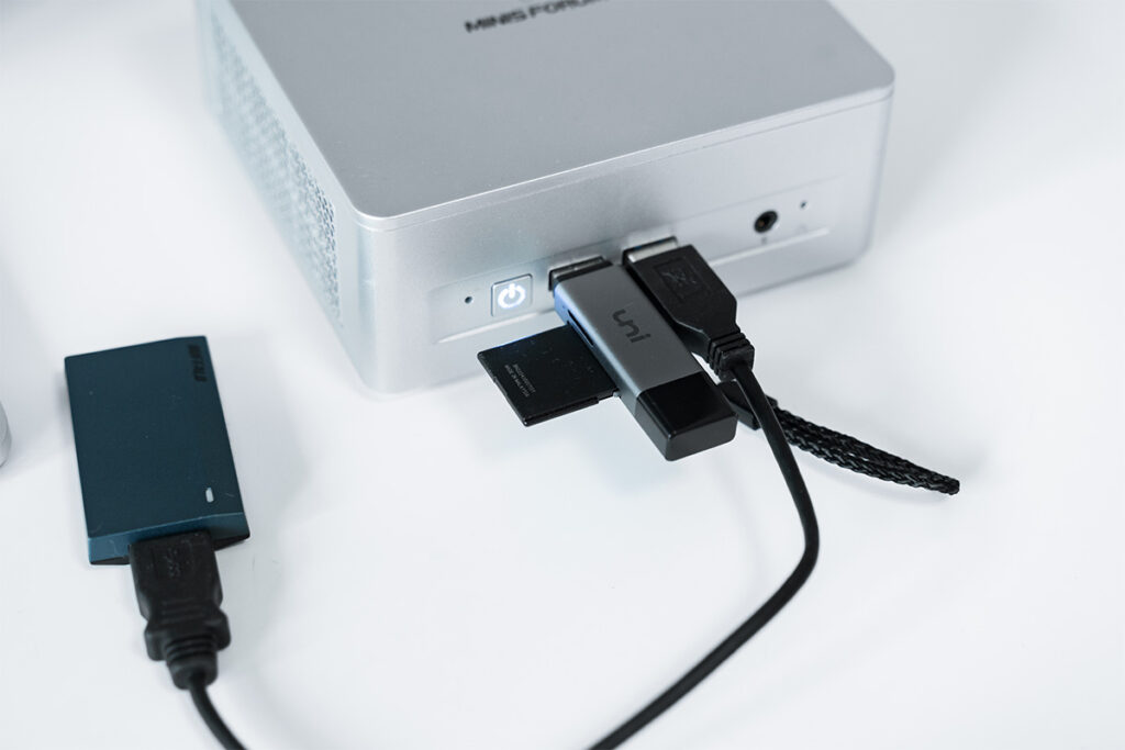 MINISFORUM UM760 Plus レビュー