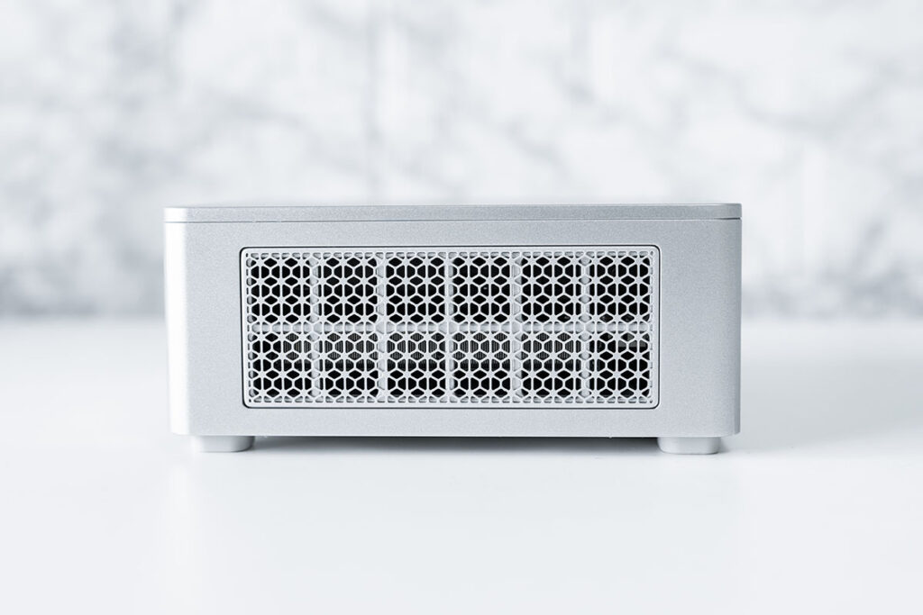 MINISFORUM UM760 Plus レビュー