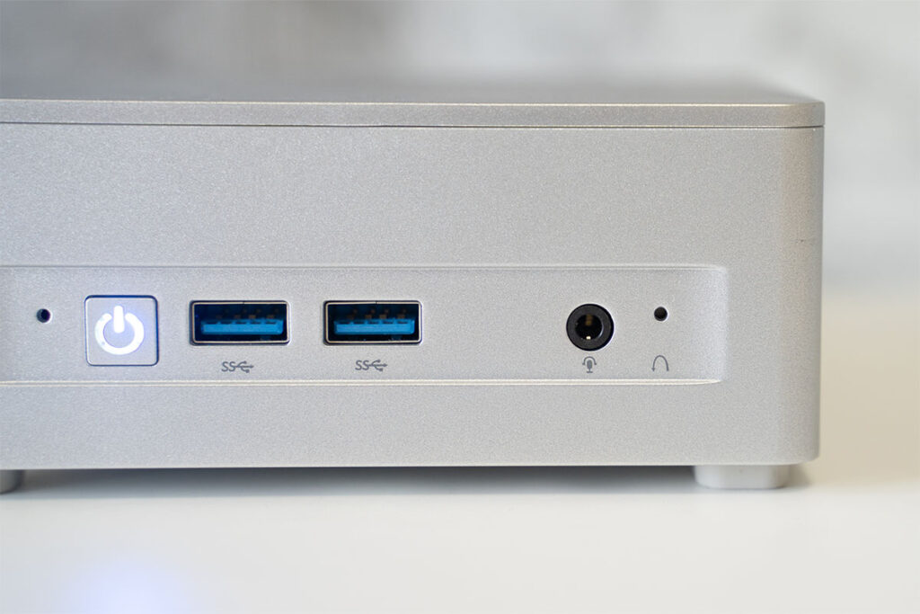 MINISFORUM UM760 Plus レビュー