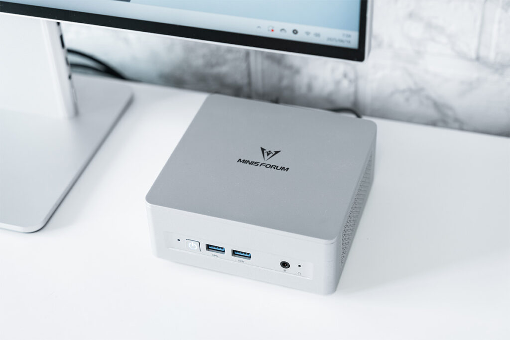 MINISFORUM UM760 Plus レビュー