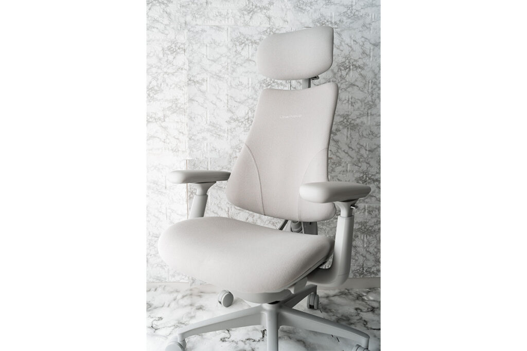 LiberNovo Omni レビュー | 背中に自動でフィットする革新的な電動ワークチェア